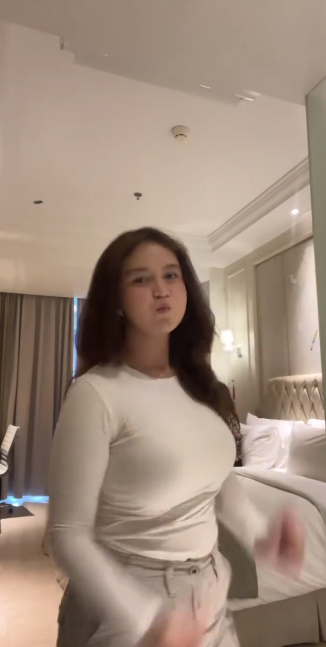 looking makes it hot_44