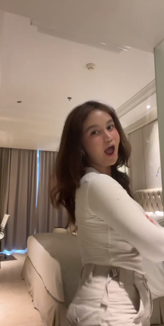 looking makes it hot_44