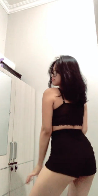 looking makes it hot_44