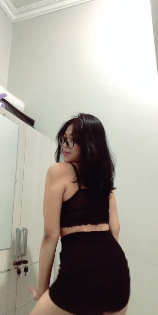 looking makes it hot_44