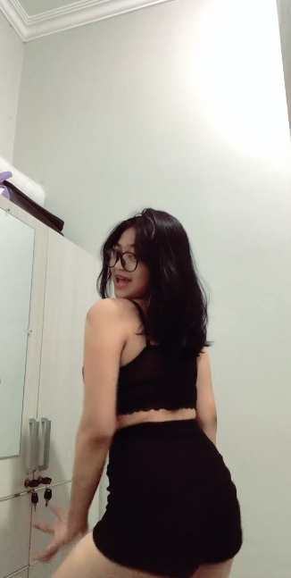 looking makes it hot_44