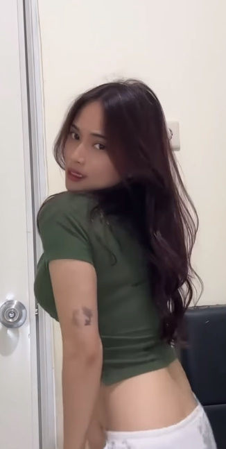 looking makes it hot_44