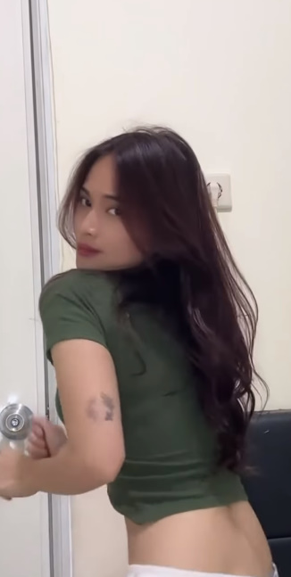 looking makes it hot_44