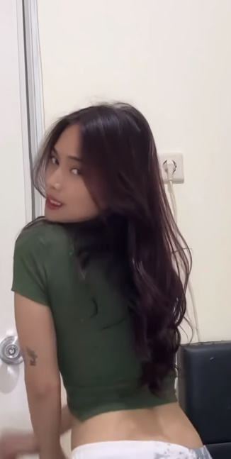 looking makes it hot_44