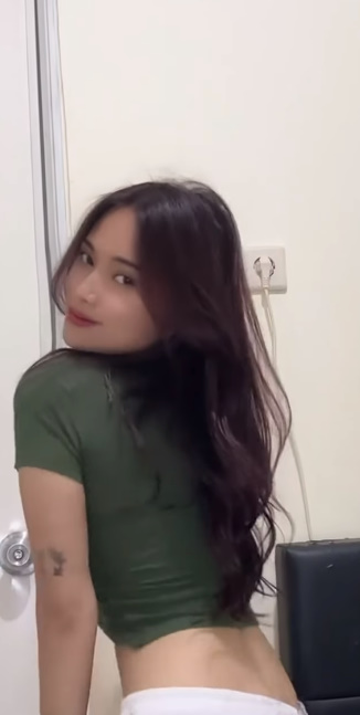 looking makes it hot_44