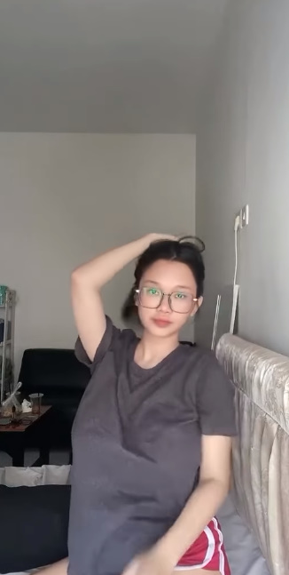 looking makes it hot_44