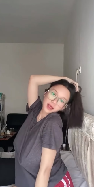 looking makes it hot_44