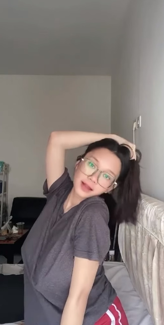 looking makes it hot_44