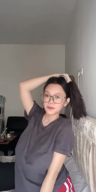 looking makes it hot_44