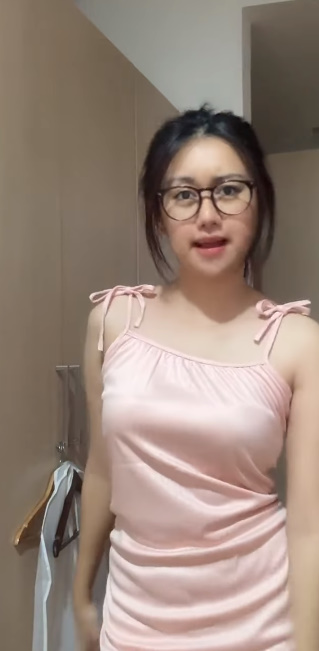 looking makes it hot_44