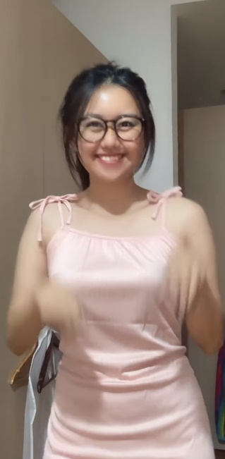 looking makes it hot_44