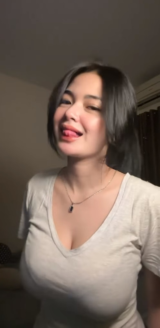 looking makes it hot_44