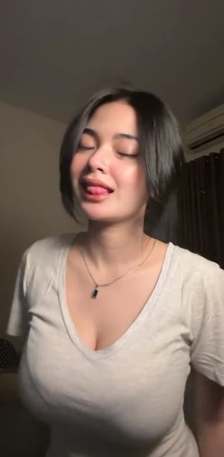 looking makes it hot_44