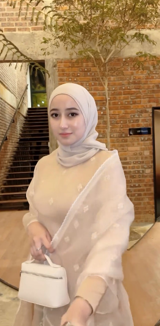 looking makes it hot_44