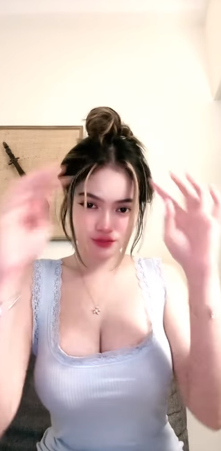 looking makes it hot_44