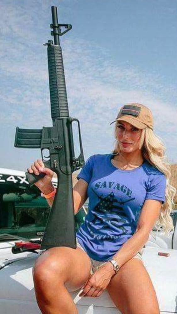 Chicks & Guns 32