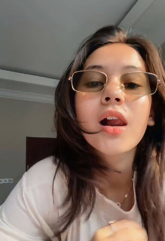 looking makes it hot_47