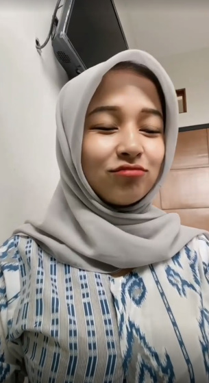 looking makes it hot_47