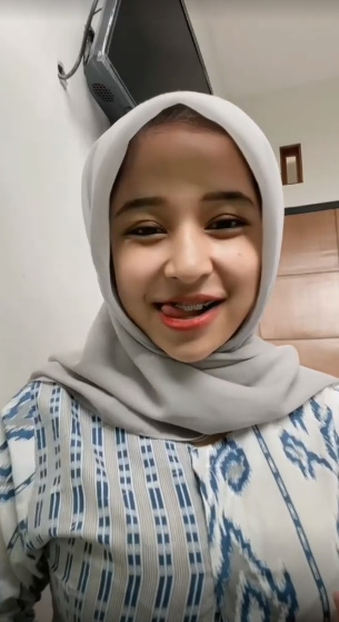 looking makes it hot_47