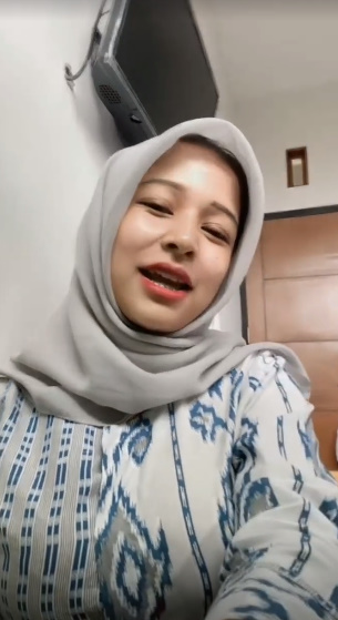 looking makes it hot_47