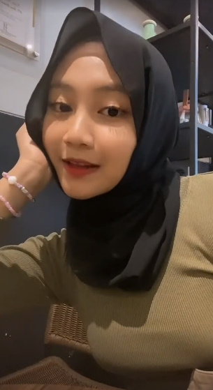 looking makes it hot_47