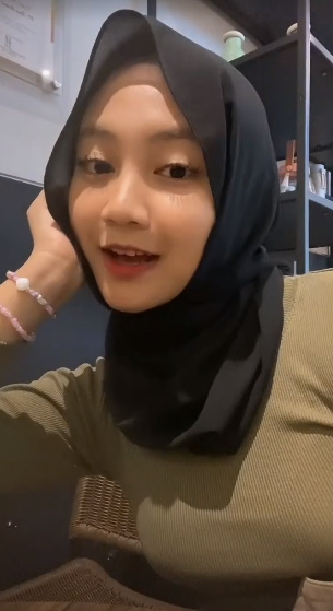 looking makes it hot_47