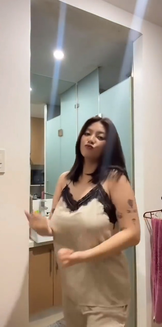 looking makes it hot_52