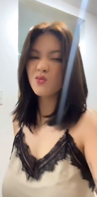 looking makes it hot_52