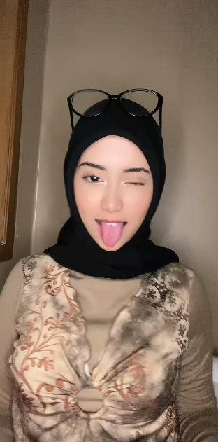 looking makes it hot_53