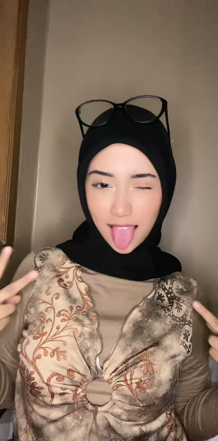 looking makes it hot_53