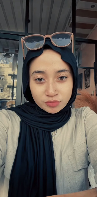 looking makes it hot_53