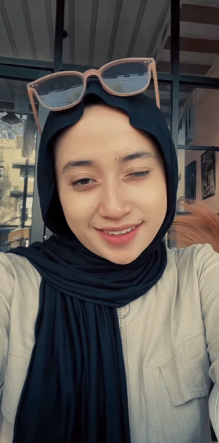 looking makes it hot_53