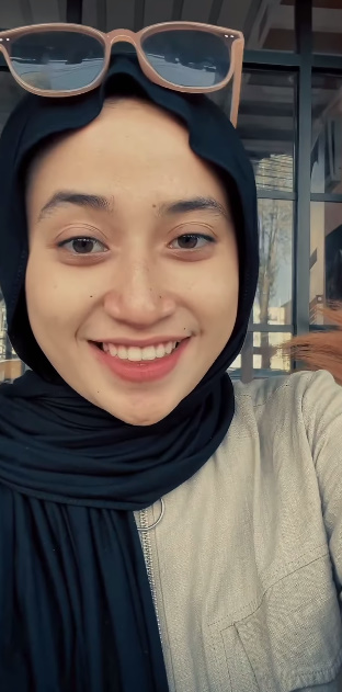 looking makes it hot_53