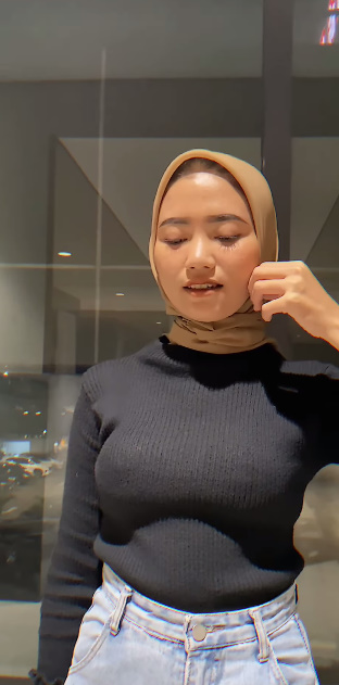 looking makes it hot_53