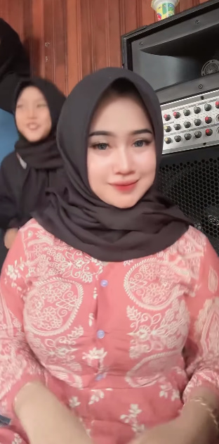 looking makes it hot_53