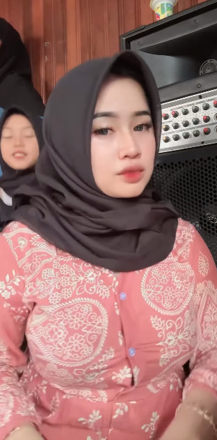 looking makes it hot_53