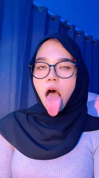 looking makes it hot_53