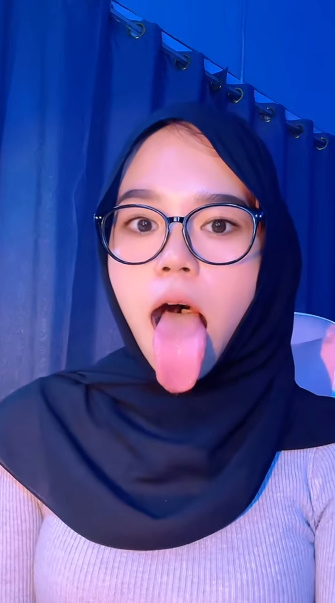 looking makes it hot_53