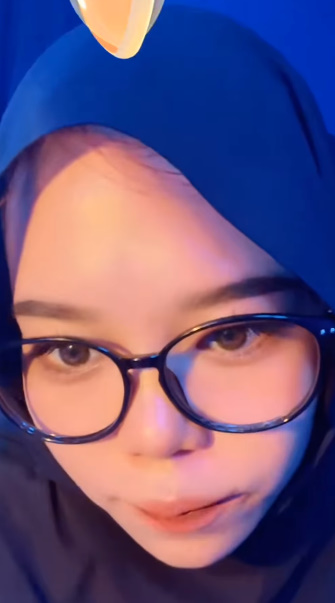 looking makes it hot_53