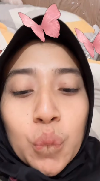 looking makes it hot_53