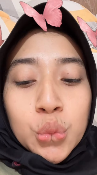 looking makes it hot_53