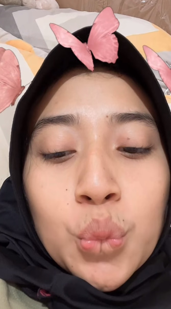 looking makes it hot_53