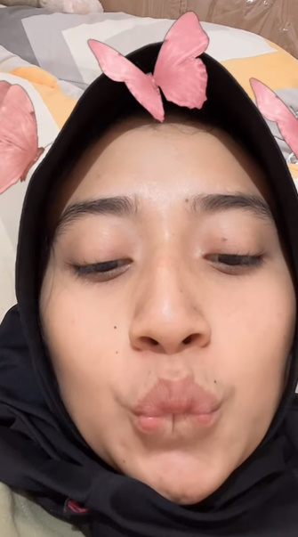 looking makes it hot_53