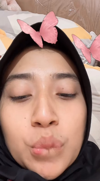 looking makes it hot_53