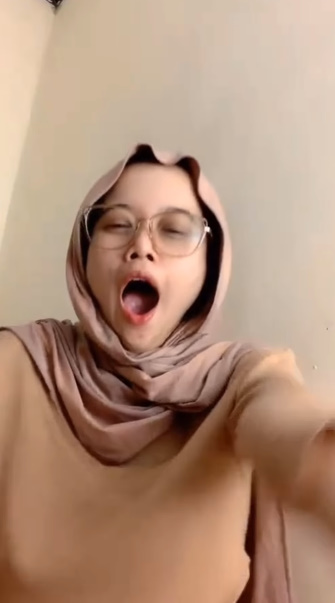 looking makes it hot_53