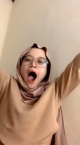 looking makes it hot_53