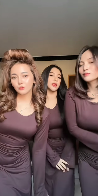 looking makes it hot_55