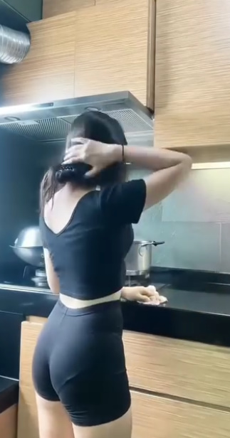 looking makes it hot_55