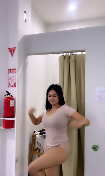 looking makes it hot_61