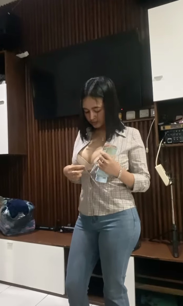 looking makes it hot_61